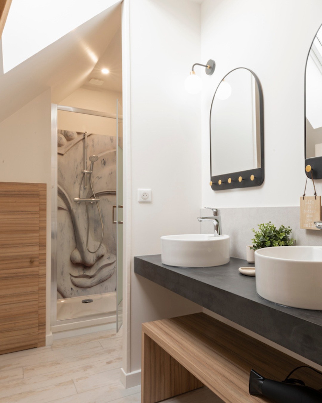 Réalisation client | 🤩 Chez Déco-K-in on adore voir comment vous transformez vos intérieurs grâce à nos panneaux ! Ici, notre visuel "Boudha" à permis de créer une salle de bain moderne, apaisante et conviviale dans un @airbnb pouvant accueillir jusqu'à 14 personnes ! Alors oui, il fallait des panneaux de douche esthétiques et résistants ! 
Bravo et merci à l'agence Les 4P qui sont fidèles à nos produits et les mettent très bien en valeurs ! 

#decoration #decokin #salledebain #decorationdinterieur 
#interiordesign #bathroom #baignoire #panneaudedouche
#cuisine #homedesign #actualites #panneaumuraldecoratif #credence